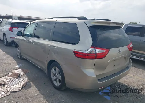 2015 Toyota Sienna Le 8 Passenger z USA, uszkodzony, nr VIN 5TDKK3DC3FS530137